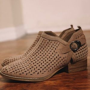 Nice women’s pull on ankle boots.